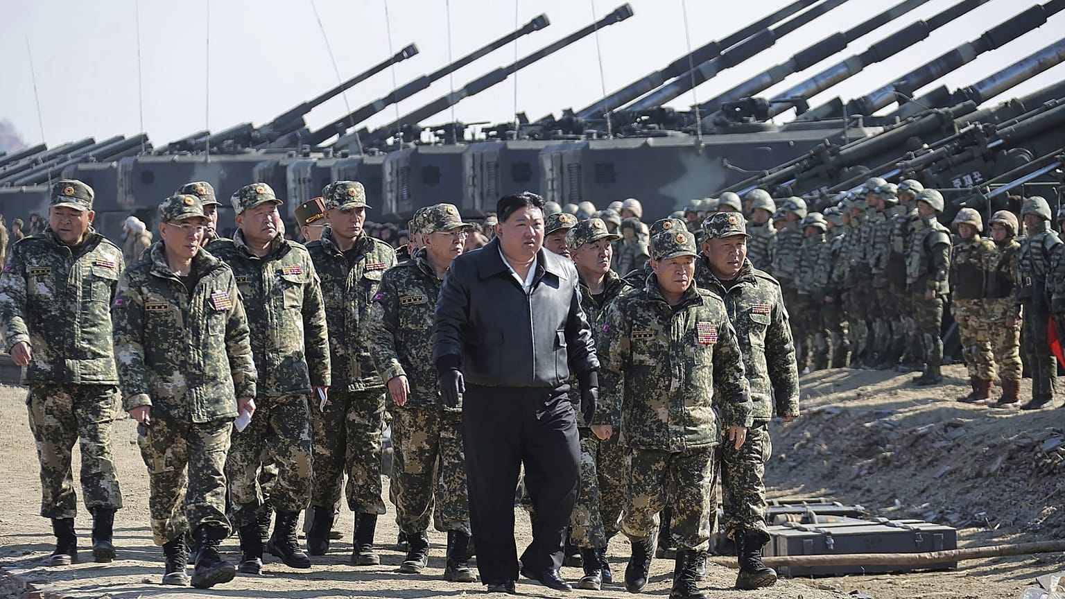 Km Dzsongun tüzérségi lőgyakorlaton Észak-Koreában