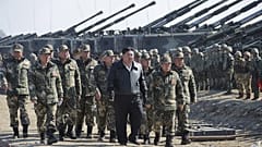 Km Dzsongun tüzérségi lőgyakorlaton Észak-Koreában