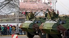 ARQUIVO - Veículos blindados do Exército da Letónia durante uma parada militar no Dia da Independência da Letónia, em Riga, na sexta-feira, 18 de novembro de 2022.