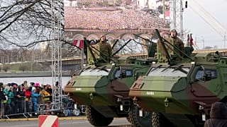 Letonya Ordusu'na ait zırhlı araçlar, Riga'da 'Letonya Bağımsızlık Günü' dolayısıyla düzenlenen askeri geçit töreninde ilerliyor, 18 Kasım 2022