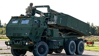 Архив: высокомобильная артиллерийская ракетная система (HIMARS) во время военных учений в аэропорту Спилве в Риге, сентябрь 2022 г. 