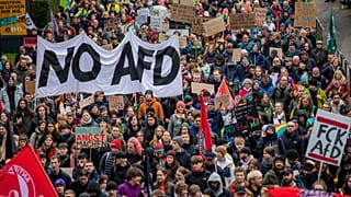 Personas marchan durante una manifestación contra el partido derechista AfD, en Ulm, Alemania, el sábado 5 de octubre de 2024.