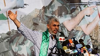  يحيى السنوار يتحدث خلال تجمع حاشد في خان يونس، جنوب قطاع غزة، في 21 أكتوبر، 2011. 
