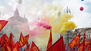 Trabalhadores do sector automóvel marcham durante uma manifestação em Roma por ocasião da sua greve nacional, sexta-feira, 18 de outubro de 2024