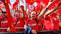 Демонстранты скандируют лозунги в ходе национальной забастовки металлургов автомобильной отрасли в Риме, 18 октября 2024 г.
