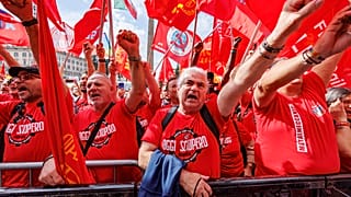 Демонстранты скандируют лозунги в ходе национальной забастовки металлургов автомобильной отрасли в Риме, 18 октября 2024 г.