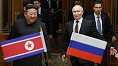 الرئيس الروسي فلاديمير بوتين،والزعيم الكوري الشمالي كيم جونغ أون خلال اجتماعهما في مطار بيونغ يانغ سونان الدولي، كوريا الشمالية، في 19 يونيو 2024. 