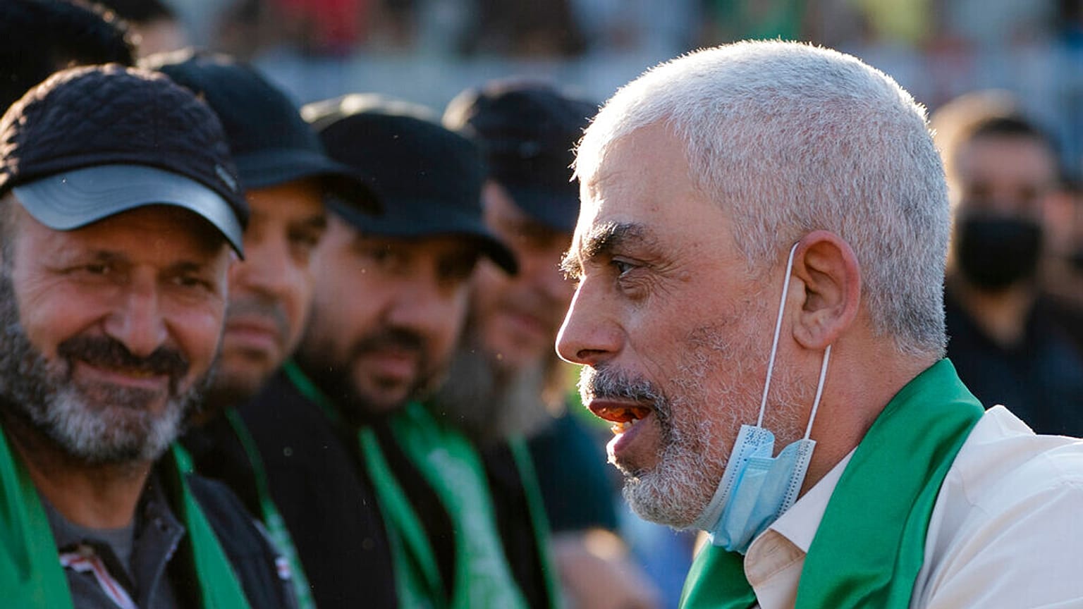 Militantes montam guarda à volta do palco enquanto Yahya Sinwar cumprimenta os apoiantes num comício, segunda-feira, 24 de maio de 2021, na cidade de Gaza.