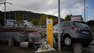 Voiture bloquée sur le parking du centre commercial de Givors, à la suite des pluies torrentielles submergeant les routes et les voies ferrées, le vendredi 18 octobre 2024