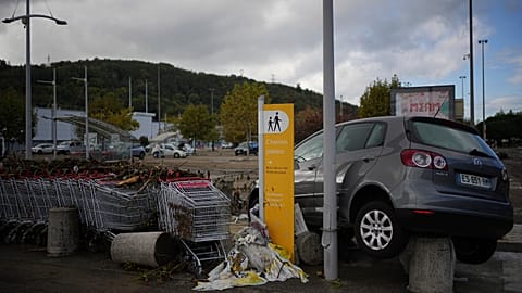 Voiture bloquée sur le parking du centre commercial de Givors, à la suite des pluies torrentielles submergeant les routes et les voies ferrées, le vendredi 18 octobre 2024