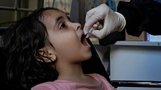 Ailesiyle birlikte Dahiye'den İsrail hava saldırılarından kaçan Angelina, Lübnan'ın başkenti Beyrut'ta çocuk felci aşısı oluyor. 9 Ekim 2024.