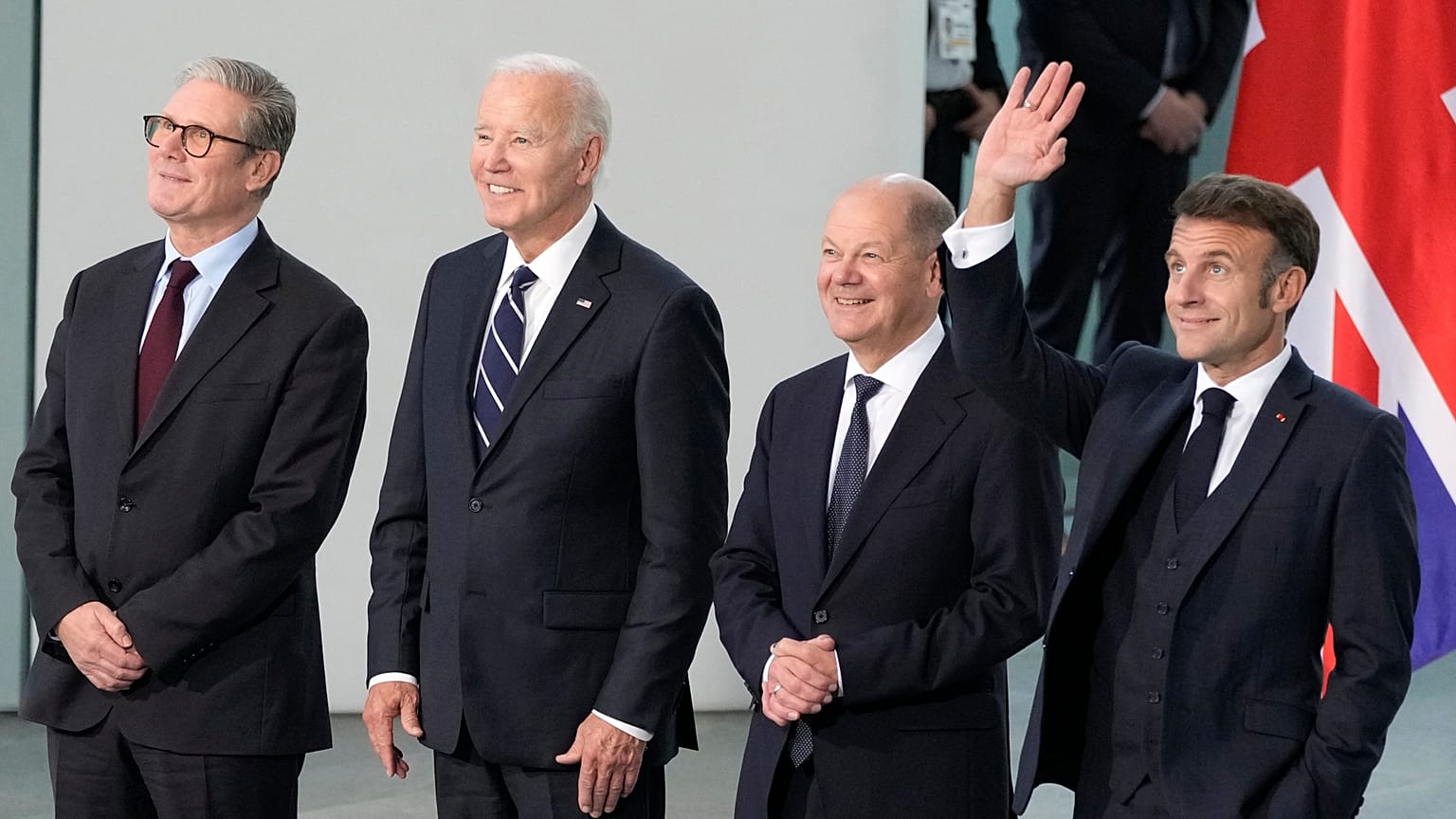 O Presidente Joe Biden, segundo à esquerda, o Chanceler Olaf Scholz da Alemanha, segundo à direita, o Presidente Emmanuel Macron de França, à direita, e o Primeiro-Ministro Keir Starmer do Reino Unido