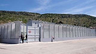 بازداشگاه ایتالیایی پناهجویان در آلبانی