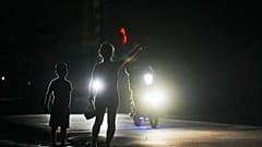 Personas en la calle en Cuba durante un apagón.
