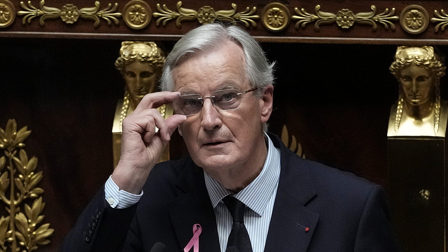 Michel Barnier francia miniszterelnök beszédet mond a párizsi nemzetgyűlésben 2024. október 1-jén.