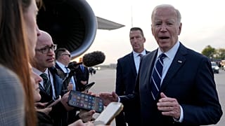 Joe Biden amerikai elnök újságírókkal beszél, mielőtt elindul Berlinből