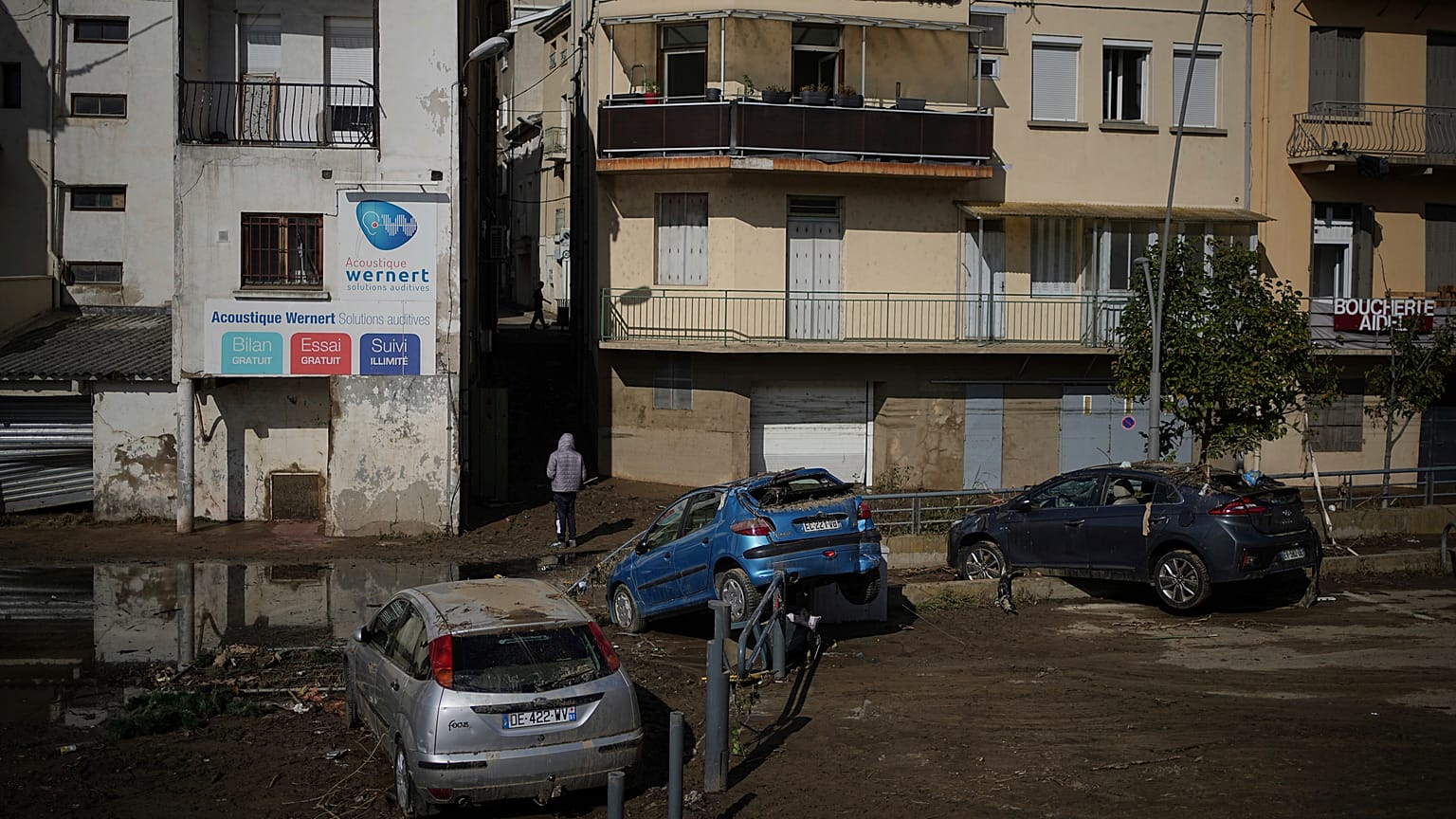 Ένας άνδρας περπατά σε πλημμυρισμένο δρόμο στο Rive-de-Gier μετά τις καταρρακτώδεις βροχές και τις πλημμύρες που κατέκλυσαν δρόμους και σιδηροδρομικές γραμμές, 18 Οκτωβρίου 2024