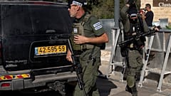 Israelische Sicherheitskräfte sichern eine Straße in der Nähe der Stelle, an der eine Drohne auf das Haus von Ministerpräsident Netanjahu abgefeuert wurde. 19. Oktober 2024