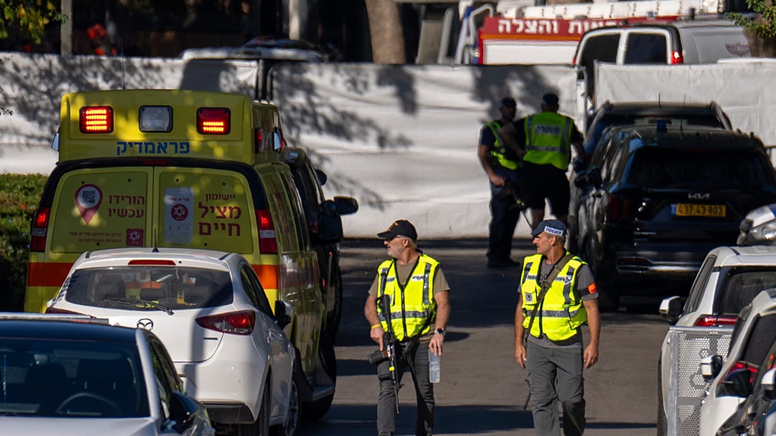 Dispositivo policial en la vivienda del primer ministro israelí tras sufrir el ataque. 