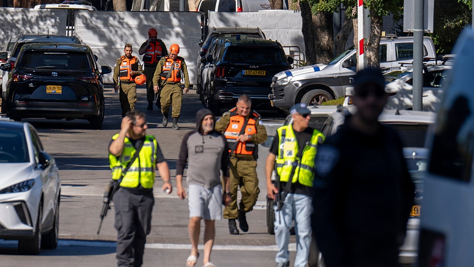 Oficiais da unidade militar do Comando da Frente Interna de Israel caminham numa estrada perto do local onde, segundo o governo israelita, foi lançado um drone em direção à ca