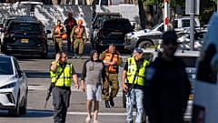 Oficiais da unidade militar do Comando da Frente Interna de Israel caminham numa estrada perto do local onde, segundo o governo israelita, foi lançado um drone em direção à ca