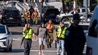 Oficiais da unidade militar do Comando da Frente Interna de Israel caminham numa estrada perto do local onde, segundo o governo israelita, foi lançado um drone em direção à ca