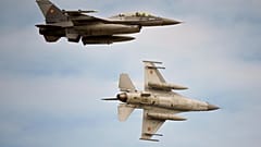 طائرات مقاتلة من طراز F-16 تابعة لسلاح الجو الروماني تحلق فوق قاعدة بازا 86 الجوية العسكرية خارج فيتيستي، رومانيا، الاثنين، 13 نوفمبر/تشرين الثاني 2023.