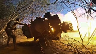 Orosz katona lövi az ukránok állásait a Kurszki régióban
