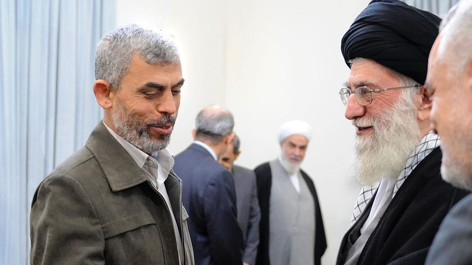 İran'ın Ruhani Lideri Ayetullah Ali Hamaney, Tahran'da dönemin Filistin Başbakanı İsmail Haniye başkanlığındaki heyetin üyesi Yahya Sinwar'la el sıkışırken görüntüleniyor