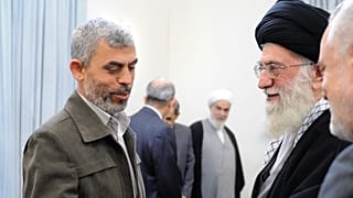 İran'ın Ruhani Lideri Ayetullah Ali Hamaney, Tahran'da dönemin Filistin Başbakanı İsmail Haniye başkanlığındaki heyetin üyesi Yahya Sinwar'la el sıkışırken görüntüleniyor