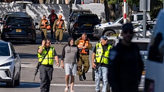 İsrailli askerler, Başbakan Binyamin Netanyahu'nun Sezariye'deki evini hedef alan bir insansız hava aracı saldırısı sonrası görüntüleniyor