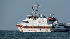 Migrantes interceptados em águas internacionais e enviados para um centro de acolhimento na Albânia no início desta semana, a bordo de um navio da guarda costeira italiana
