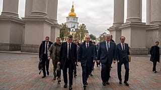 Fransa Dışişleri Bakanı Jean-Noel Barrot ve Ukrayna Dışişleri Bakanı Andrii Sybiha, Kiev'de Dışişleri Bakanlığı'na doğru yürürken, 19 Ekim 2024