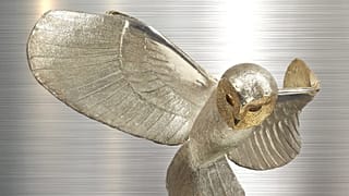 Az eredeti, aranyból és ezüstből készült, gyémántokkal és rubinnal kirakott Aranybagoly