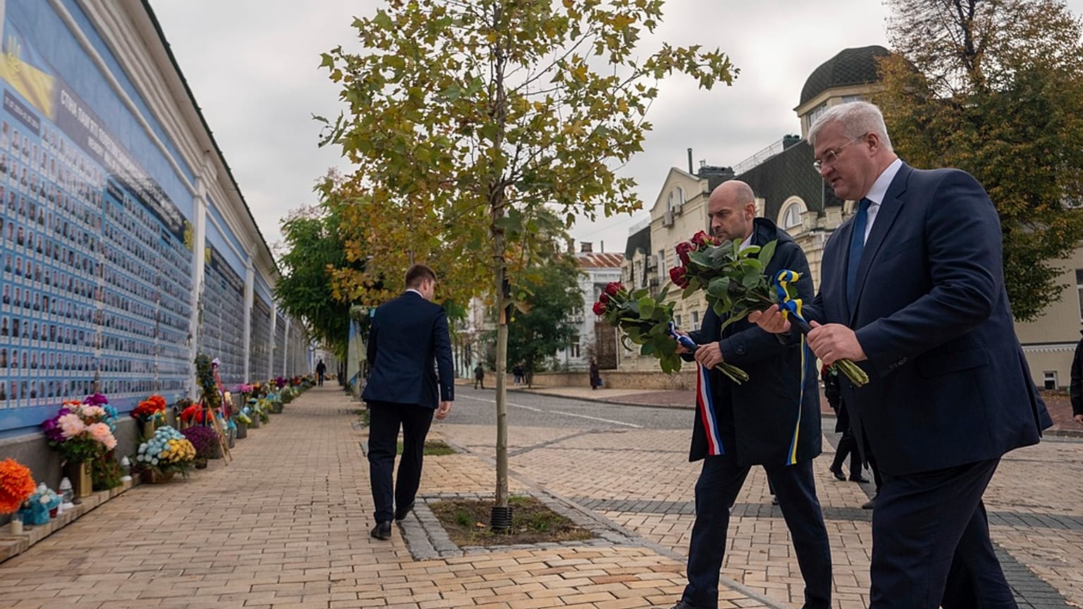 Le ministre français des Affaires étrangères Jean-Noël Barrot et son homologue ukrainien Andrii Sybiha au mémorial des soldats ukrainiens tués, Kyiv, 19 octobre 2024. 