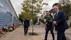 Le ministre français des Affaires étrangères Jean-Noël Barrot et son homologue ukrainien Andrii Sybiha au mémorial des soldats ukrainiens tués, Kyiv, 19 octobre 2024. 