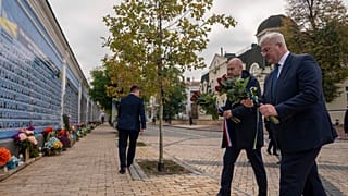 Le ministre français des Affaires étrangères Jean-Noël Barrot et son homologue ukrainien Andrii Sybiha au mémorial des soldats ukrainiens tués, Kyiv, 19 octobre 2024. 