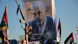 أنصار الحوثي يرفعون صوراً لرئيس المكتب السياسي لحركة حماس يحيى السنوار خلال مظاهرة مناهضة لإسرائيل في صنعاء، اليمن، الجمعة، 18 أكتوبر، 2024.