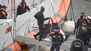 أول 12 مهاجرًا أرسلتهم إيطاليا إلى مركز معالجة طلبات اللجوء ينزلون في ميناء باري بجنوب إيطاليا، بعد أن تمت إعادتهم بموجب حكم قضائي.