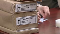 Trabajadores preparan papeletas electorales en un colegio electoral de Chișinău, 19 de octubre de 2024.