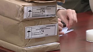 Szavazólapokat készítenek elő egy chișinăui szavazóhelyiségben 2024. október 19-én