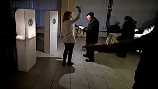 Εργαζόμενοι ετοιμάζουν ψηφοδέλτια σε εκλογικό τμήμα στο Chișinău, 19 Οκτωβρίου 2024