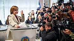 Η πρόεδρος της Μολδαβίας Maia Sandu ετοιμάζεται να ψηφίσει, στο Κισινάου της Μολδαβίας