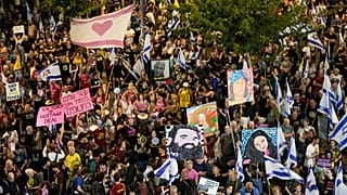 Pessoas protestam contra o governo do primeiro-ministro Benjamin Netanyahu e pedem a libertação dos reféns detidos em Gaza pelo Hamas, 19 de outubro de 2024