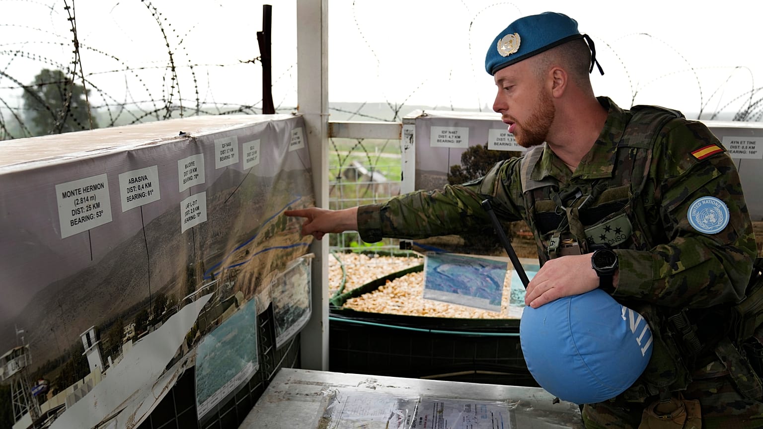 Lübnan'ın Abbassiye köyündeki gözlem kulesinde bir UNIFIL barış gücü görevlisi, 10 Ocak, 2024