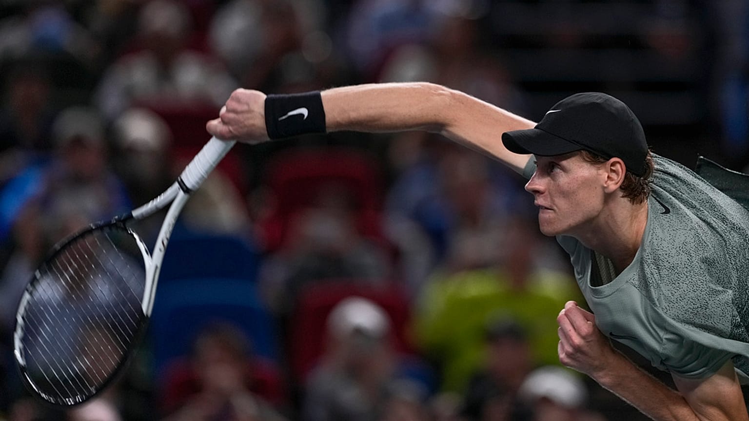 Jannik Sinner, da Itália, no Qizhong Forest Sports City Tennis Center, em Xangai, China, domingo, 13 de outubro de 2024