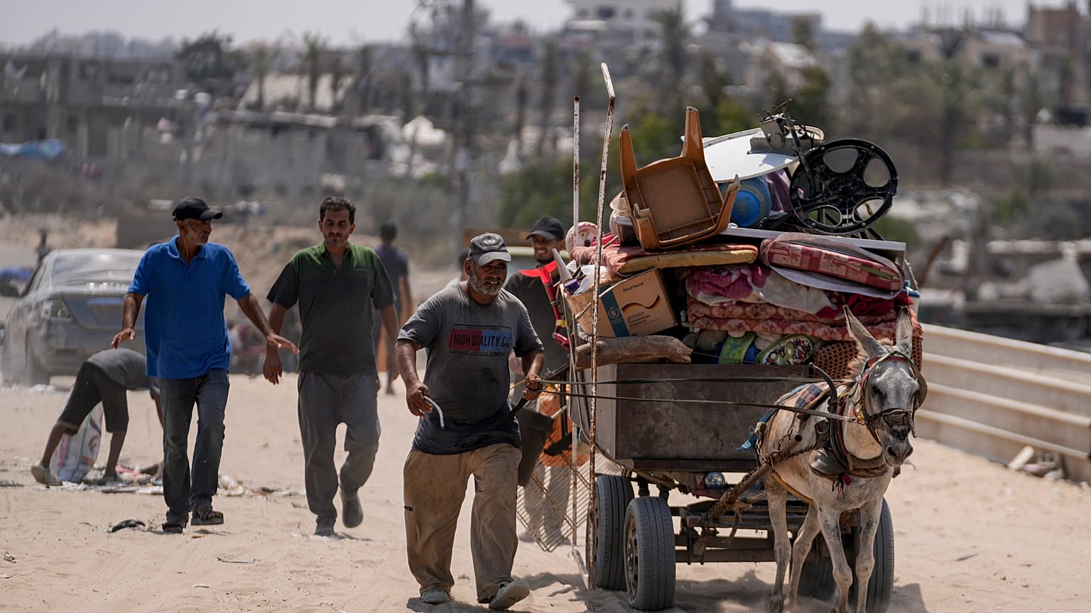 فلسطينيون نازحون بسبب الهجوم الجوي والبري الإسرائيلي على قطاع غزة يفرون من أجزاء من خان يونس، السبت 27 يوليو 2024