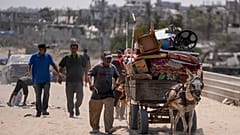 فلسطينيون نازحون بسبب الهجوم الجوي والبري الإسرائيلي على قطاع غزة يفرون من أجزاء من خان يونس، السبت 27 يوليو 2024
