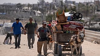 فلسطينيون نازحون بسبب الهجوم الجوي والبري الإسرائيلي على قطاع غزة يفرون من أجزاء من خان يونس، السبت 27 يوليو 2024
