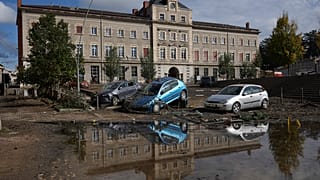 Autókat sodort el a víz a közép-franciaországi Rive-de-Gier-ben 2024. október 18-án